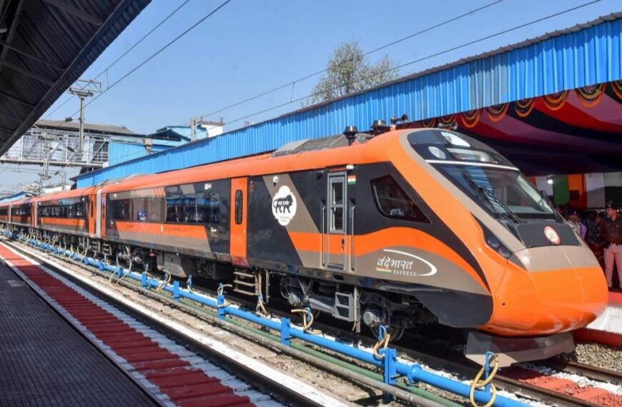 पटना-गोरखपुर रूट पर पहली वंदे भारत ट्रेन शुरू, यात्रियों में दिखा उत्साह